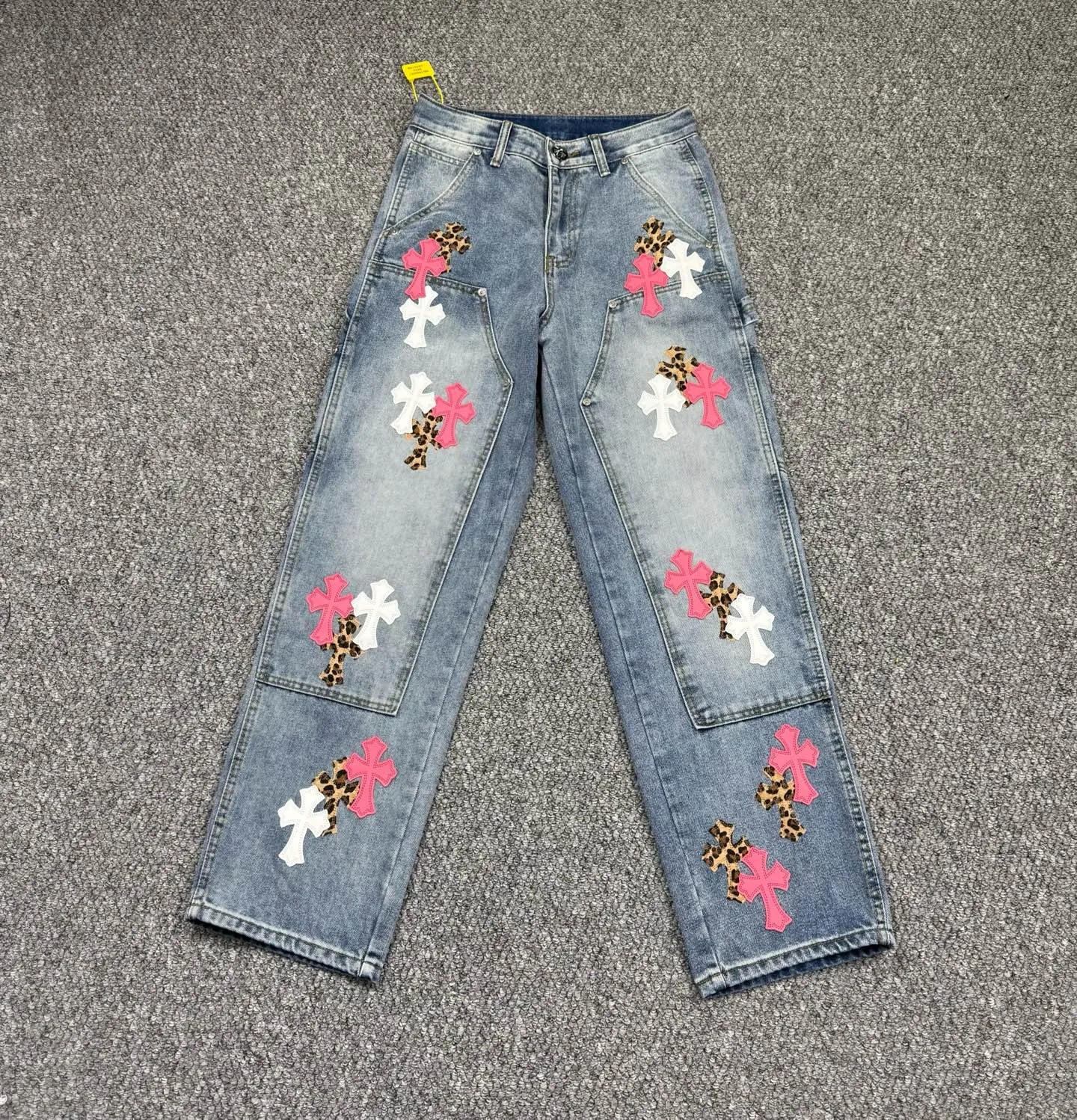 P260 Style No.: H856 Chrome Hearts 1of1 🇲🇾Malaysian Exclusive｜Chrome Hearts Leopard Print Limited Overalls Styles with different wash textures are very friendly to people with thin legs and thick legs. The straight version is very flattering to the leg shape. Moderate length that never goes out of style, easy to match with casual, basic styling for various styles, a must-have in the wardrobe! The fabric is stiff but also makes the upper body soft without losing texture. The washing process is even more perfect. It is a must-have item for everyone! ! ! Washed wheat, hang tag, pants label, three labels complete Size: 28-30-32-34-36 Color: blue